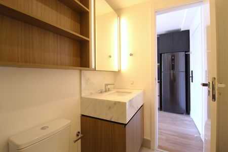 Banheiro de apartamento para alugar com 1 quarto, 41m² em Indianópolis, São Paulo