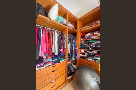 Apartamento à venda com 288m², 5 quartos e 4 vagas Apartamento à venda com 288m², 5 quartos e 4 vagasCloset da Suíte 1