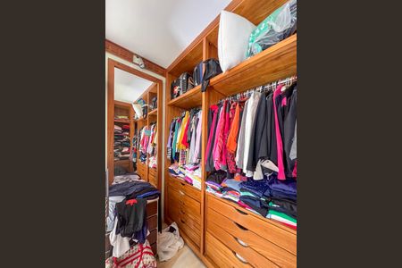 Apartamento à venda com 288m², 5 quartos e 4 vagas Apartamento à venda com 288m², 5 quartos e 4 vagasCloset da Suíte 1