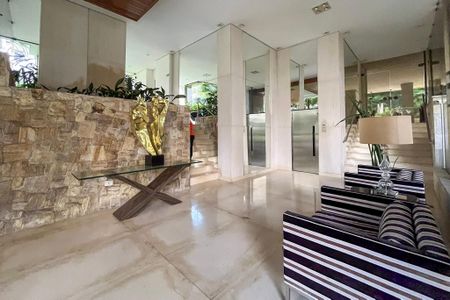 Apartamento à venda com 288m², 5 quartos e 4 vagas Apartamento à venda com 288m², 5 quartos e 4 vagasHall social