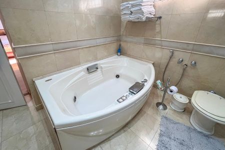 Apartamento à venda com 288m², 5 quartos e 4 vagas Apartamento à venda com 288m², 5 quartos e 4 vagasBanheiro da Suíte 1