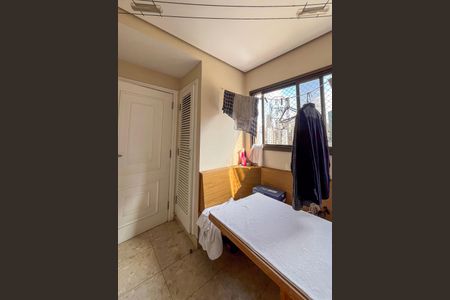 Apartamento à venda com 288m², 5 quartos e 4 vagas Apartamento à venda com 288m², 5 quartos e 4 vagasQuarto de Serviço