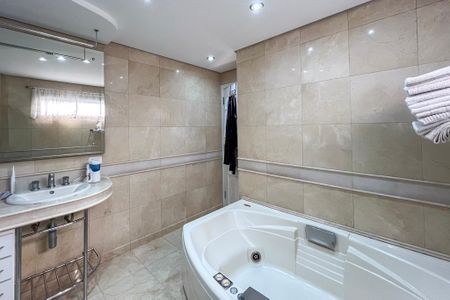 Apartamento à venda com 288m², 5 quartos e 4 vagas Apartamento à venda com 288m², 5 quartos e 4 vagasBanheiro da Suíte 1