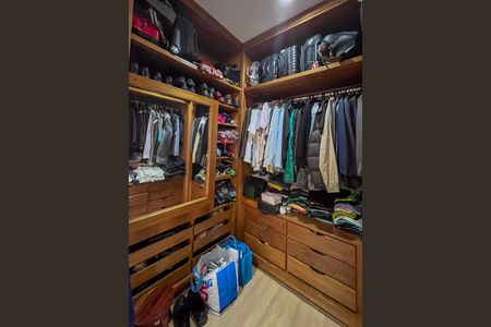 Apartamento à venda com 288m², 5 quartos e 4 vagas Apartamento à venda com 288m², 5 quartos e 4 vagasCloset da Suíte 2