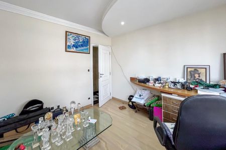 Apartamento à venda com 288m², 5 quartos e 4 vagas Apartamento à venda com 288m², 5 quartos e 4 vagasEscritório