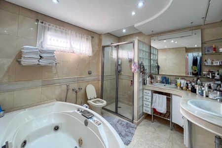 Apartamento à venda com 288m², 5 quartos e 4 vagas Apartamento à venda com 288m², 5 quartos e 4 vagasBanheiro da Suíte 1