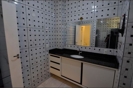 Apartamento para alugar com 60m², 2 quartos e sem vagaBanheiro