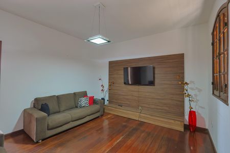 Casa à venda com 3 quartos, 257m² em Rio Branco, Belo Horizonte