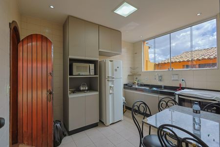 Casa à venda com 3 quartos, 257m² em Rio Branco, Belo Horizonte