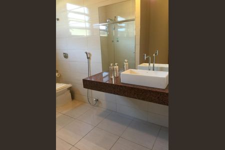 Banheiro de casa de condomínio à venda com 5 quartos, 507m² em Jacarepaguá, Rio de Janeiro