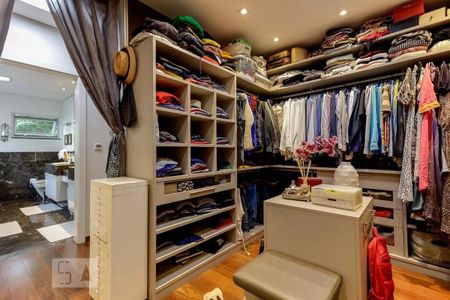 Casa de condomínio à venda com 790m², 4 quartos e 6 vagasCloset