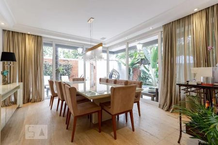 Casa de condomínio à venda com 790m², 4 quartos e 6 vagasSala