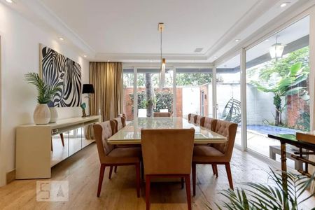 Casa de condomínio à venda com 790m², 4 quartos e 6 vagasSala