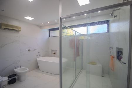 Casa de condomínio para alugar com 440m², 7 quartos e 4 vagasBanheiro da suite 2