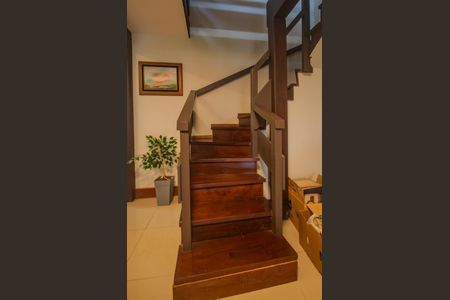 Casa de condomínio para alugar com 440m², 7 quartos e 4 vagasEscadas