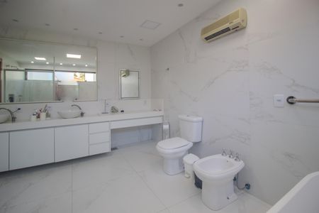 Casa de condomínio para alugar com 440m², 7 quartos e 4 vagasBanheiro da suite 2