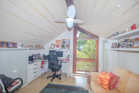 Casa de condomínio para alugar com 440m², 7 quartos e 4 vagasEscritório