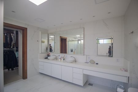 Casa de condomínio para alugar com 440m², 7 quartos e 4 vagasBanheiro da suite 2