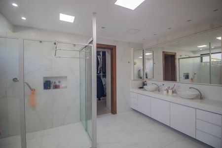 Casa de condomínio para alugar com 440m², 7 quartos e 4 vagasBanheiro da suite 2