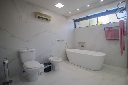 Casa de condomínio para alugar com 440m², 7 quartos e 4 vagasBanheiro da suite 2