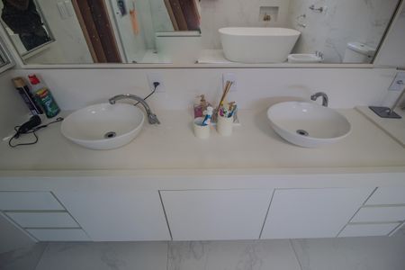 Casa de condomínio para alugar com 440m², 7 quartos e 4 vagasBanheiro da suite 2