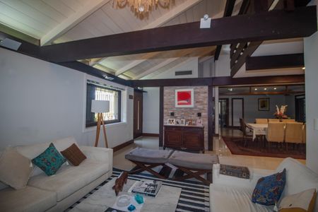 Casa de condomínio para alugar com 440m², 7 quartos e 4 vagasSala