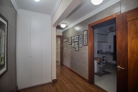 Casa de condomínio para alugar com 440m², 7 quartos e 4 vagasCorredor