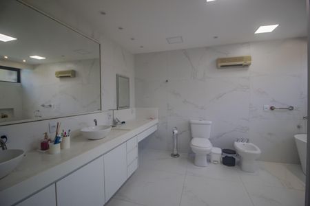 Casa de condomínio para alugar com 440m², 7 quartos e 4 vagasBanheiro da suite 2
