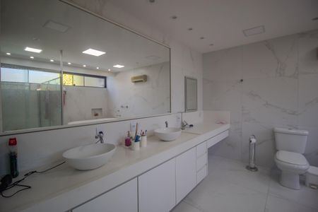 Casa de condomínio para alugar com 440m², 7 quartos e 4 vagasBanheiro da suite 2