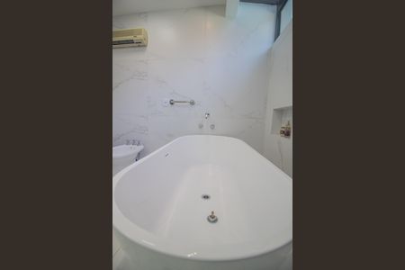 Casa de condomínio para alugar com 440m², 7 quartos e 4 vagasBanheiro da suite 2