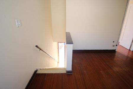 Casa à venda com 96m², 2 quartos e sem vagaEscada