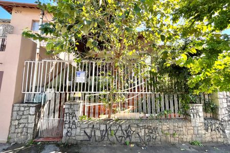 Casa à venda com 170m², 3 quartos e 2 vagas Casa à venda com 170m², 3 quartos e 2 vagasFachada
