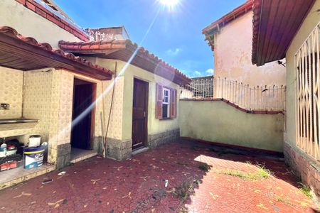 Casa à venda com 170m², 3 quartos e 2 vagas Casa à venda com 170m², 3 quartos e 2 vagasQuintal