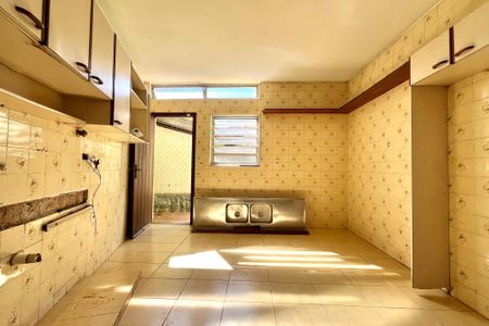 Casa à venda com 170m², 3 quartos e 2 vagas Casa à venda com 170m², 3 quartos e 2 vagasCozinha