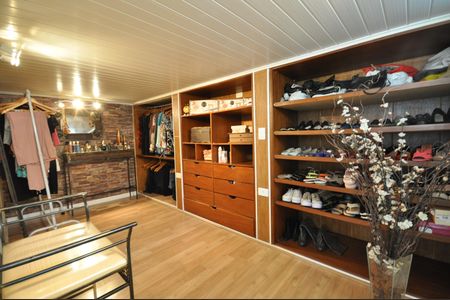Casa à venda com 255m², 4 quartos e 3 vagasCloset