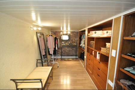 Casa à venda com 255m², 4 quartos e 3 vagasCloset