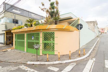 Casa à venda com 240m², 4 quartos e 3 vagas Casa à venda com 240m², 4 quartos e 3 vagasFachada
