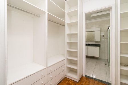 Casa à venda com 240m², 4 quartos e 3 vagas Casa à venda com 240m², 4 quartos e 3 vagasCloset da suíte