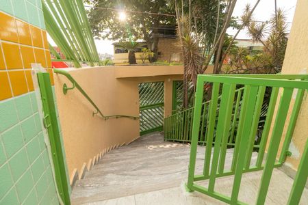 Casa à venda com 240m², 4 quartos e 3 vagas Casa à venda com 240m², 4 quartos e 3 vagasEscada de acesso