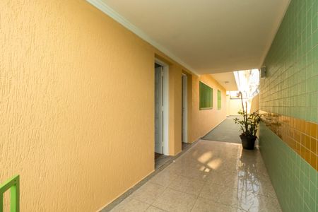 Casa à venda com 240m², 4 quartos e 3 vagas Casa à venda com 240m², 4 quartos e 3 vagasCorredor de entrada