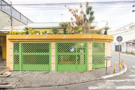 Casa à venda com 240m², 4 quartos e 3 vagas Casa à venda com 240m², 4 quartos e 3 vagasFachada