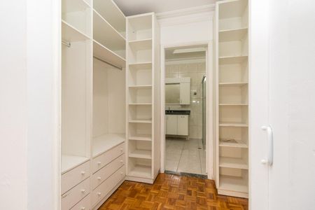 Casa à venda com 240m², 4 quartos e 3 vagas Casa à venda com 240m², 4 quartos e 3 vagasCloset da suíte