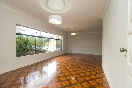 Casa à venda com 240m², 4 quartos e 3 vagas Casa à venda com 240m², 4 quartos e 3 vagasSala