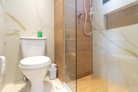 Banheiro de kitnet/studio para alugar com 1 quarto, 28m² em Pinheiros, São Paulo