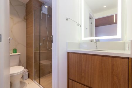 Banheiro de kitnet/studio para alugar com 1 quarto, 28m² em Pinheiros, São Paulo