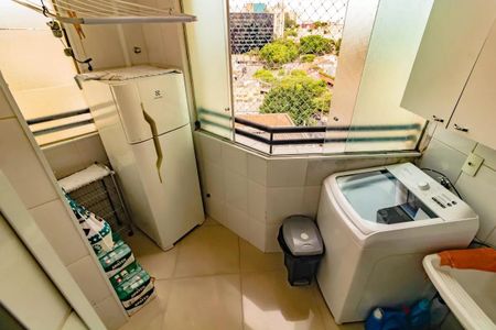 Apartamento à venda com 265m², 5 quartos e 3 vagasPequena cozinha com geladeira, fogão e lavadora, com vista para a cidade.