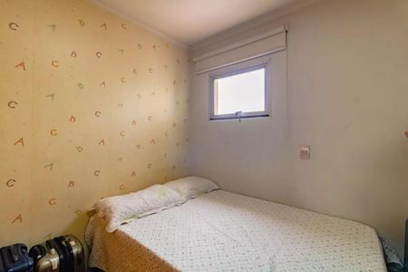 Apartamento à venda com 265m², 5 quartos e 3 vagasQuarto simples com cama de solteiro e paredes decoradas com letras coloridas.