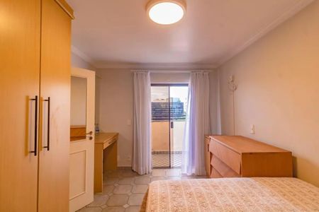 Apartamento à venda com 265m², 5 quartos e 3 vagasQuarto com cama, armário, mesa e porta para varanda.