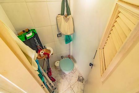 Apartamento à venda com 265m², 5 quartos e 3 vagasBanheiro com piso de porcelanato e mosaico, com uma pia e um vaso sanitário.