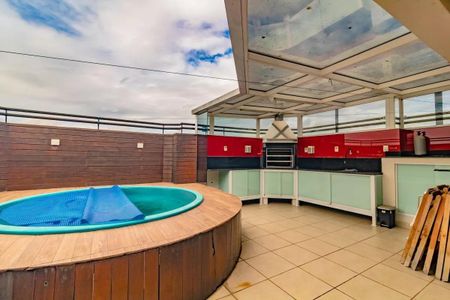 Apartamento à venda com 265m², 5 quartos e 3 vagasPiscina com churrasqueira e cozinha em um apartamento com vista para a cidade.